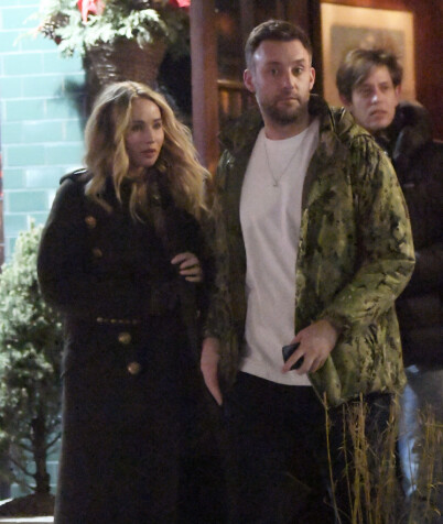 AVSLØRT: Jennifer Lawrence og Cooke Maroney avbildet utenfor restauranten i New York der de skal ha blitt tatt på fersken med ringen. Foto: NTB Scanpix AVSLØRT: Jennifer Lawrence og Cooke Maroney avbildet utenfor restauranten i New York der de skal ha blitt tatt på fersken med ringen. Foto: NTB Scanpix
